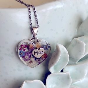 “Mom” heart 💜 & dried flowers necklace
